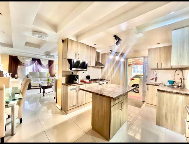 4 BEDROOM HOUSE FOR SALE IN ROCKLANDS